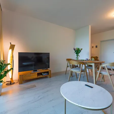 Sunny Slope Apartment *